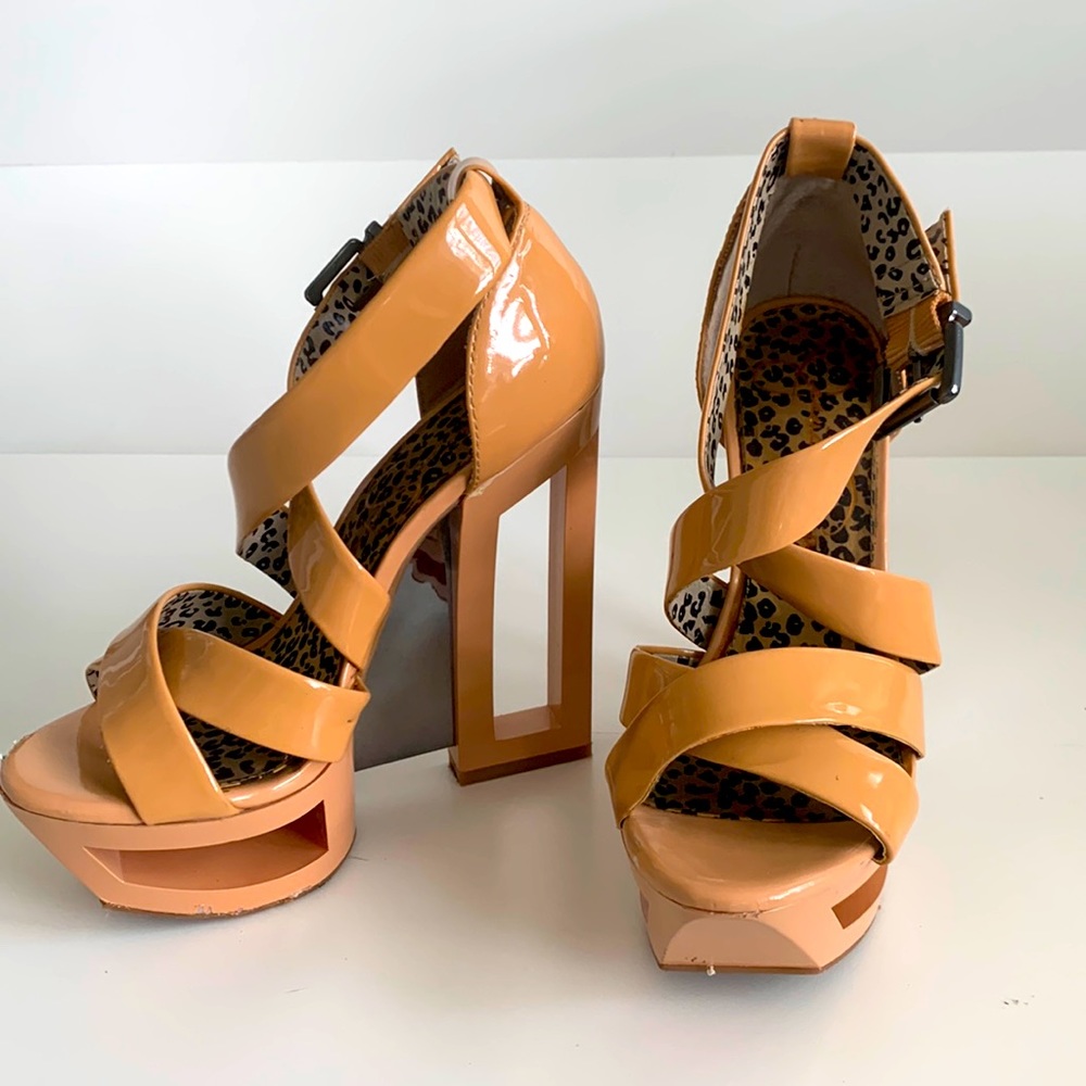 ✨Gorgeous asymmetrical wedge sandals